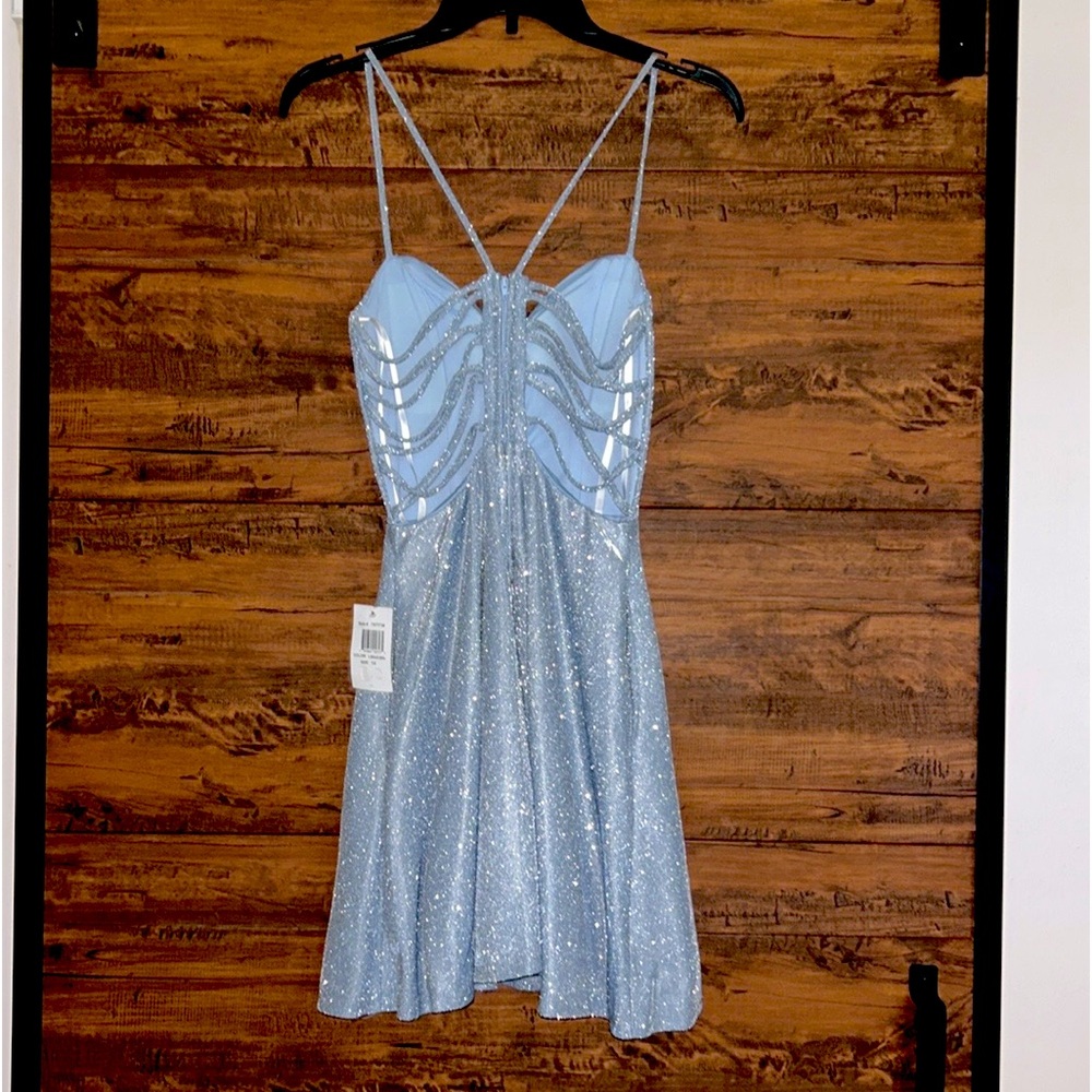 Beautiful dress, with details on the back! it really looks beautiful